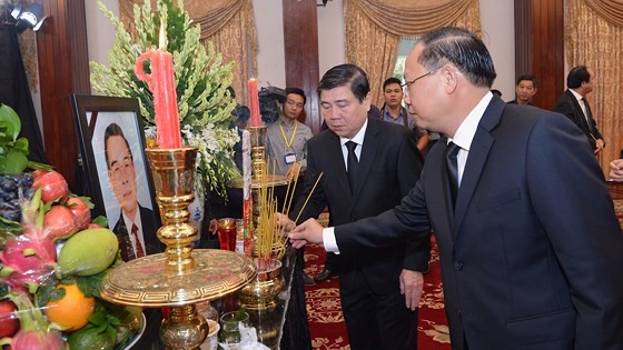 Các đồng chí lãnh đạo TPHCM thắp hương nguyên Thủ tướng Phan Văn Khải. Ảnh: VIỆT DŨNG
