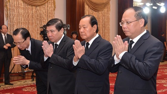 Các đồng chí lãnh đạo, nguyên lãnh đạo TPHCM viếng nguyên Thủ tướng Phan Văn Khải. Ảnh: VIỆT DŨNG
