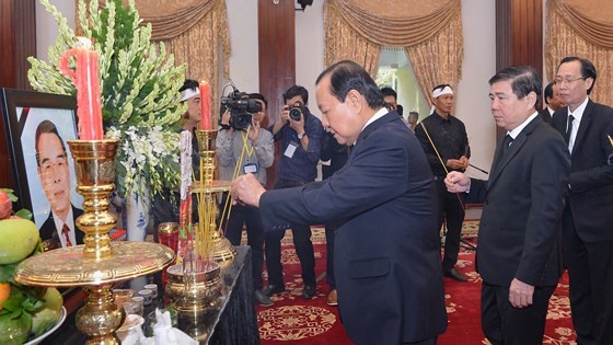 Nguyên Bí thư Thành ủy TPHCM Lê Thanh Hải thắp hương nguyên Thủ tướng Phan Văn Khải. Ảnh: VIỆT DŨNG