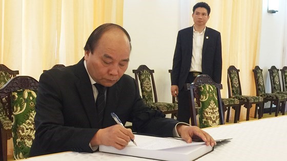 Thủ tướng Nguyễn Xuân Phúc ghi sổ tang. Ảnh: VIỆT DŨNG