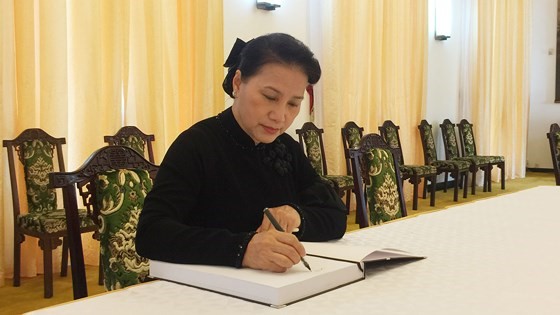 Chủ tịch Quốc hội Nguyễn Thị Kim Ngân ghi sổ tang. Ảnh: VIỆT DŨNG