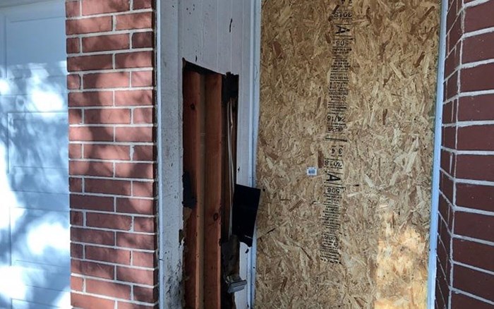 Ngôi nhà xảy ra vụ tấn công hôm 2/3. Cửa trước của ngôi nhà đã bị hưu hại vì vụ nổ.