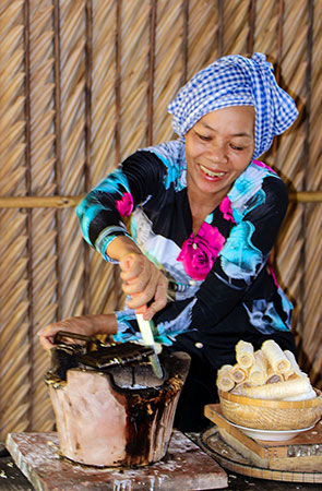 Bà Phan Kim Ngân đã hơn 50 tuổi. Dù việc làm bánh theo kiểu truyền thống đòi hỏi phải thức khuya dậy sớm, tỉ mỉ nhưng bà vẫn yêu thích và miệt mài theo đuổi.