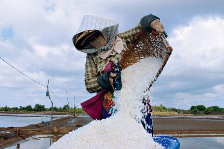 Phụ nữ cũng thành thạo nghề làm muối truyền thống.