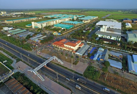  Vĩnh Long hân hoan chào đón các nhà đầu tư trong và ngoài nước. Trong ảnh: Một phần khu công nghiệp Hòa Phú nhìn từ trên cao. Ảnh: VINH HIỂN