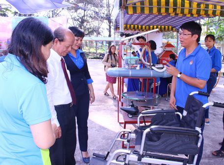 Phó Bí thư Thường trực Tỉnh ủy, Chủ tịch HĐND tỉnh- Trương Văn Sáu tham quan các gian hàng trưng bày sản phẩm sáng tạo