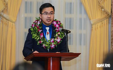 Đại biểu Nguyễn Nhất Linh bày tỏ mong muốn với Chủ tịch nước - ẢNH: NAM TRẦN