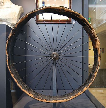 Một trong những chiếc lốp xe đạp nén khí đầu tiên trưng bày tại Bảo tàng quốc gia Scotland - Ảnh: Geni