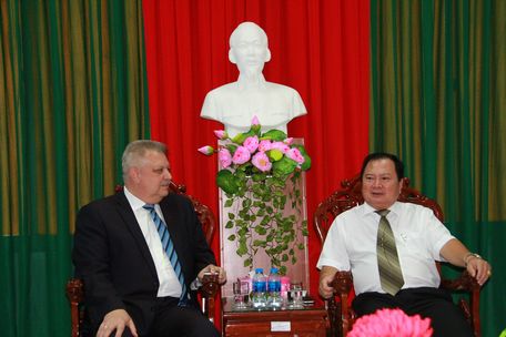 Ngài  Aleksci Popov- Tổng Lãnh sự Nga tại TP Hồ Chí Minh chào xã giao lãnh đạo UBND tỉnh Vĩnh Long.
