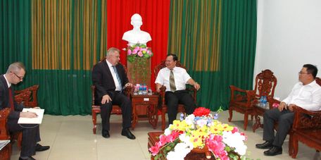 Chủ tịch UBND tỉnh- Nguyễn Văn Quang vui mừng tiếp ngài  Aleksci Popov- Tổng lãnh sự Nga tại TP Hồ Chí Minh, đến thăm và dự Hội nghị Xúc tiến đầu tư tỉnh Vĩnh Long