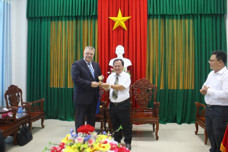 Chủ tịch UBND tỉnh- Nguyễn Văn Quang tặng quà lưu niệm cho ngài  Aleksci Popov.