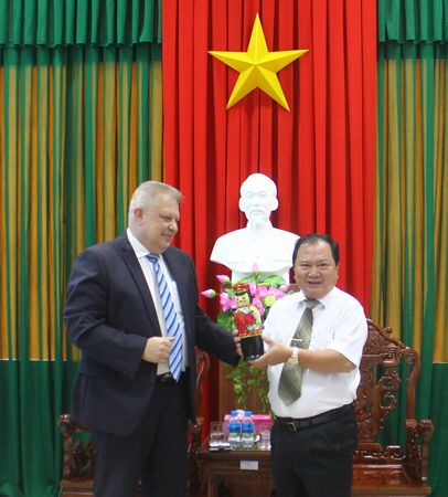 Ngài  Aleksci Popov tặng quà lưu niệm cho Chủ tịch UBND tỉnh- Nguyễn Văn Quang