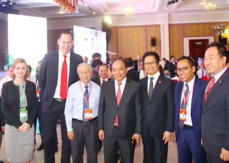 Thủ tướng Chính phủ Nguyễn Xuân Phúc gặp gỡ các đại biểu, doanh nghiệp tại hội nghị 