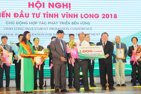 Đài Phát thanh- Truyền hình Vĩnh Long trao 1.000 tỷ đồng hỗ trợ đầu tư các công trình xây dựng hạ tầng kinh tế- xã hội tỉnh Vĩnh Long
