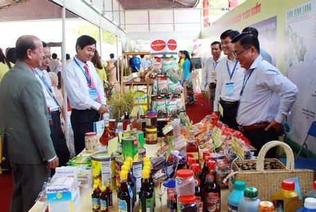  Các đại biểu tham quan gian hàng sản phẩm của Vĩnh Long 