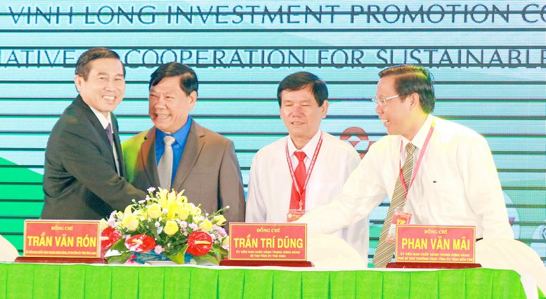 Tại hội nghị, 4 tỉnh Vĩnh Long, Bến Tre, Trà Vinh và Tiền Giang tiến hành lễ ký kết hợp tác triển khai Đề án liên kết tiểu vùng duyên hải phía Đông