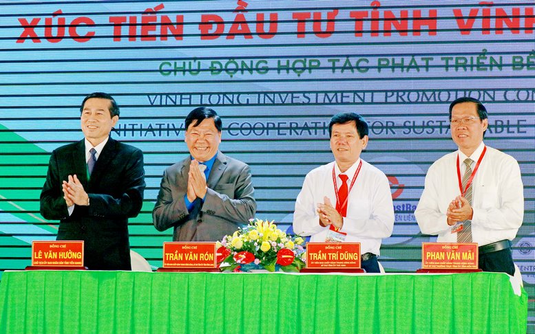 Tại hội nghị, 4 tỉnh Vĩnh Long, Bến Tre, Trà Vinh và Tiền Giang tiến hành lễ ký kết hợp tác triển khai Đề án liên kết tiểu vùng duyên hải phía Đông