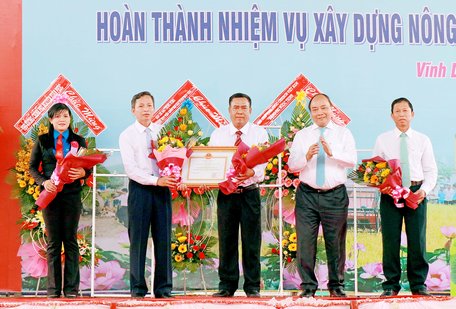 Thủ tướng Chính phủ- Nguyễn Xuân Phúc (thứ 2 bên phải) trao bằng công nhận TX Bình Minh hoàn thành nhiệm vụ xây dựng nông thôn mới.