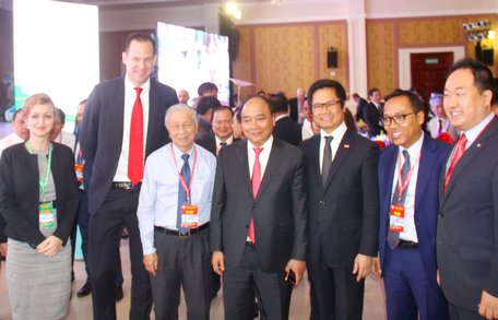 Thủ tướng Nguyễn Xuân Phúc gặp gỡ các doanh nghiệp, đại biểu tại hội nghị. Ảnh: DƯƠNG THU