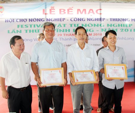 Ông Nguyễn Văn Quang- Phó Bí thư Tỉnh ủy, Chủ tịch UBND tỉnh đã trao bằng khen cho các nghệ nhân đạt giải trong hội thi bonsai và hoa lan.