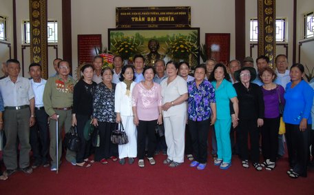 Các hội viên Hội NTKC Vĩnh Long cùng nhau chụp ảnh lưu niệm tại Khu lưu niệm GS.VS Trần Đại Nghĩa.