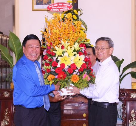 Bí thư Tỉnh ủy- Trần Văn Rón chúc mừng Tòa Giám mục giáo phận Vĩnh Long