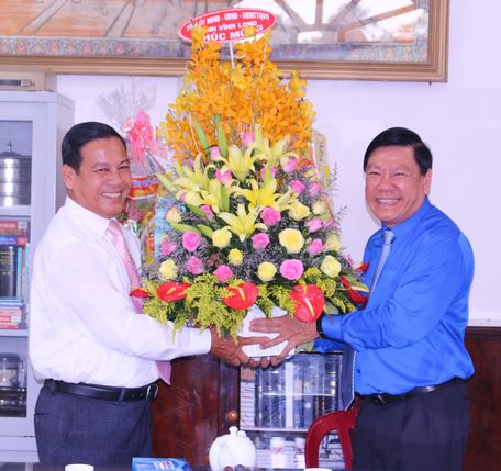 Bí thư Tỉnh ủy- Trần Văn Rón thăm chúc mừng Hội thánh Tin lành Việt Nam (miền Nam) tỉnh Vĩnh Long.   