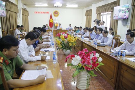 Tại điểm cầu Vĩnh Long, ông Lê Quang Trung- Ủy viên Thường vụ Tỉnh ủy, Phó Chủ tịch Thường trực UBND tỉnh chủ trì hội nghị cùng các thành viên Ban ATGT tỉnh.