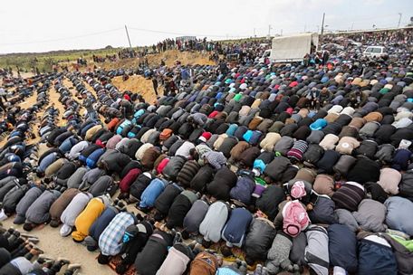Người biểu tình tham gia buổi cầu nguyện ngày thứ sáu tại Dải Gaza ngày 30/3. (Ảnh: AFP/TTXVN)