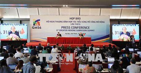 Thủ tướng Chính phủ Việt Nam Nguyễn Xuân Phúc và Chủ tịch Ngân hàng Phát triển châu Á (ADB) Takehiko Nakao chủ trì Họp báo thông báo kết quả Hội nghị GMS 6. Ảnh: TTXVN