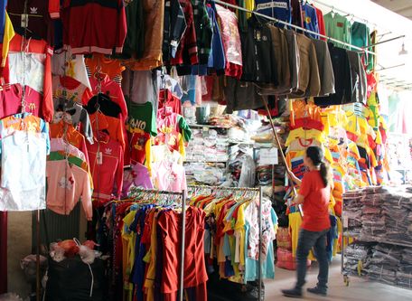 Chợ Song Phú lúc 8h sáng: chỉ có tiểu thương và hàng hóa.