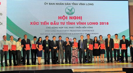 Tại Hội nghị Xúc tiến đầu tư tỉnh Vĩnh Long năm 2018, lãnh đạo tỉnh Vĩnh Long trao quyết định chủ trương đầu tư, giấy chứng nhận đăng ký đầu tư và ký kết biên bản ghi nhớ về đầu tư (MOU) cho 32 dự án với số vốn đầu tư khoảng 24.000 tỷ đồng.