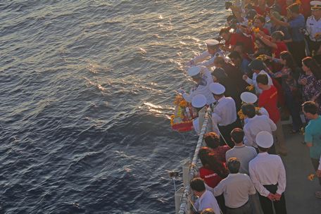 Thả vòng hoa, lễ vật xuống biển trong lễ tưởng niệm liệt sĩ Gạc Ma.  Ảnh: NGỌC TRẢNG