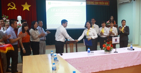 Lãnh đạo Công ty Xăng dầu Vĩnh Long (bên trái) ký thỏa thuận hợp tác với Lãnh đạo Bưu Điện tỉnh Vĩnh Long (bên phải).