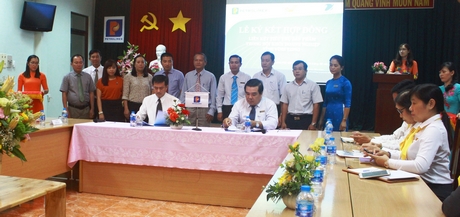 Lãnh đạo Công ty Xăng dầu (bên trái) ký thỏa thuận hợp tác với Lãnh đạo VNPT Vĩnh Long (bên phải).