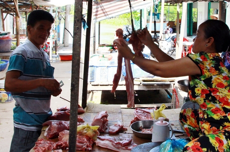 Giá thịt heo tại chợ cũng nhích lên từng ngày.