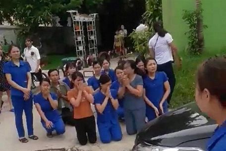 Giáo viên mầm non quỳ lạy: Tại sao các cô lại dễ dàng quỳ ... ( http://www.baovinhlong.com.vn › gi... ) 