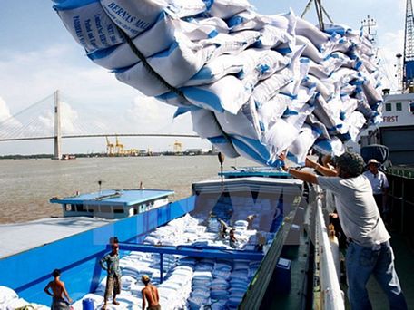   Bốc xếp gạo xuất khẩu tại cảng Sài Gòn. Ảnh:TTXVN