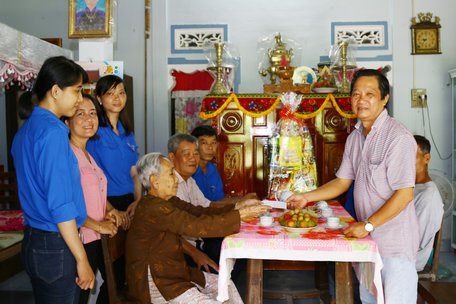 Ông Nguyễn Hữu Khánh- Phó Tổng Biên tập Báo Vĩnh Long thăm, tặng quà Mẹ Việt Nam anh hùng Phan Thị Khéo.