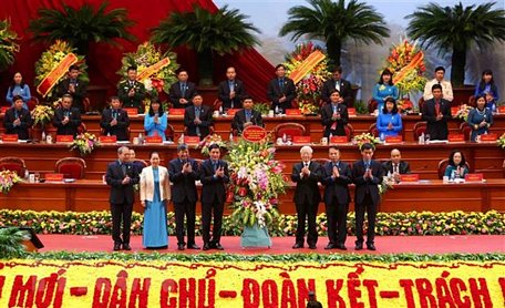 Tổng Bí thư Nguyễn Phú Trọng trao tặng lẵng hoa của Ban Chấp hành Trung ương Đảng chúc mừng đại hội. (Ảnh: Dương Giang/TTXVN)