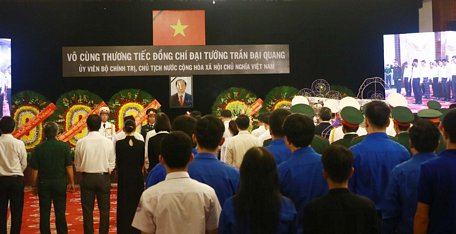 Nhiều đoàn đến viếng Chủ tịch nước Trần Đại Quang tại Hội trường Thống Nhất.