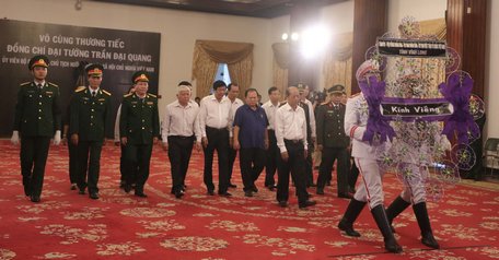 Đoàn Tỉnh ủy, HĐND, UBND, UBMTTQ tỉnh Vĩnh Long vào viếng Chủ tịch nước Trần Đại Quang.
