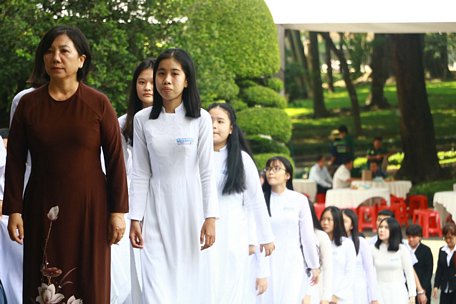 Trong dòng người vào viếng Chủ tịch nước Trần Đại Quang tại Hội trường Thống Nhất, có nhiều học sinh trên địa bàn TP Hồ Chí Minh.