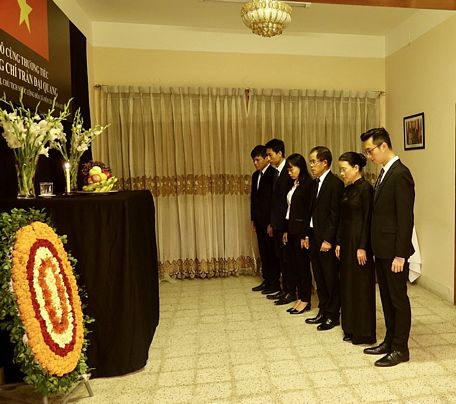 Tập thể cán bộ Đại sứ quán Việt Nam tại Bangladesh cùng gia đình mặc niệm, tưởng nhớ Chủ tịch nước Trần Đại Quang.