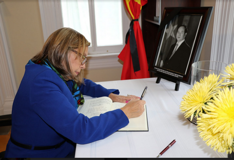 Đại sứ Cuba tại Canada, Josefina Vidal Ferreiro ghi sổ tang. Ảnh: Quang Thịnh - Phóng viên TTXVN tại Canada