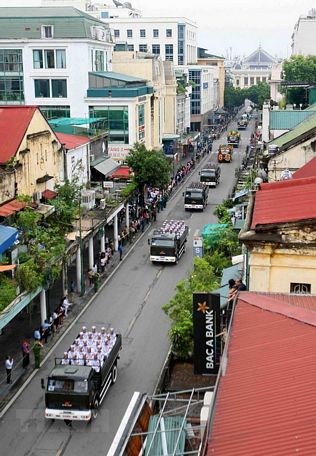Đoàn xe tang Chủ tịch nước Trần Đại Quang đi qua phố Tràng Tiền. (Ảnh: Thanh Tùng/TTXVN)