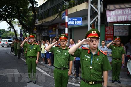 Các chiến sỹ công an thành phố Hà Nội tiễn biệt Chủ tịch nước Trần Đại Quang. (Ảnh: Minh Quyết/TTXVN)