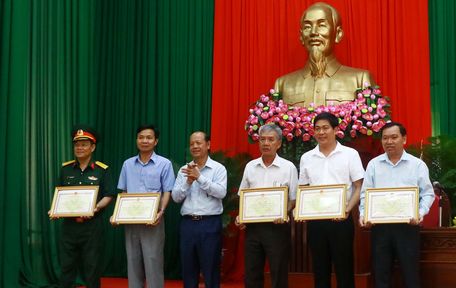 Phó Bí thư Thường trực Tỉnh ủy- Trương Văn Sáu tặng bằng khen cho các tập thể đạt thành tích xuất sắc trong công tác xây dựng khu vực phòng thủ.
