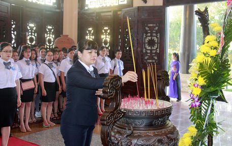 Sáng sớm 25/10, đại biểu dự đại hội thắp hương tại Khu tưởng niệm Cố Chủ tịch HĐBT Phạm Hùng.