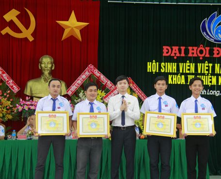 UBND tỉnh Vĩnh Long tặng bằng khen cho các tập thể hoàn thành xuất sắc nhiệm vụ trong nhiệm kỳ 2013- 2018.